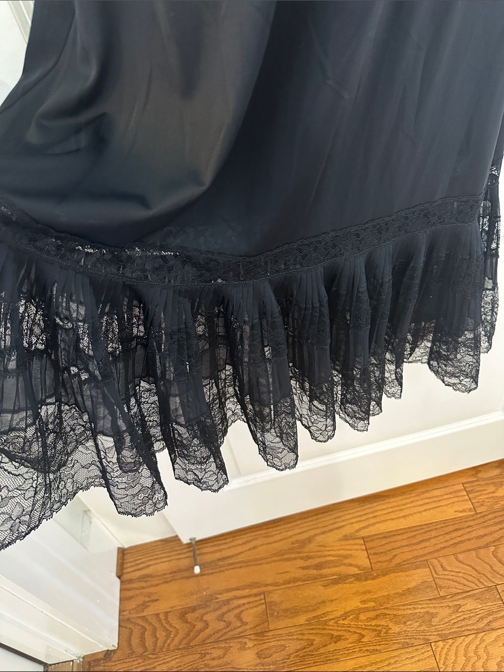 Vtg  50s/60s‎ Van Raalte Black Lace Slip with V-Neck & Wide Lace Hem - Picture 4 of 8